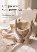 Vaso Decorativo Mãos de Afeto Esculpido Formato Coração Design Exclusivo