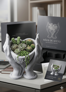 Vaso Decorativo Mãos de Afeto Esculpido Formato Coração Design Exclusivo